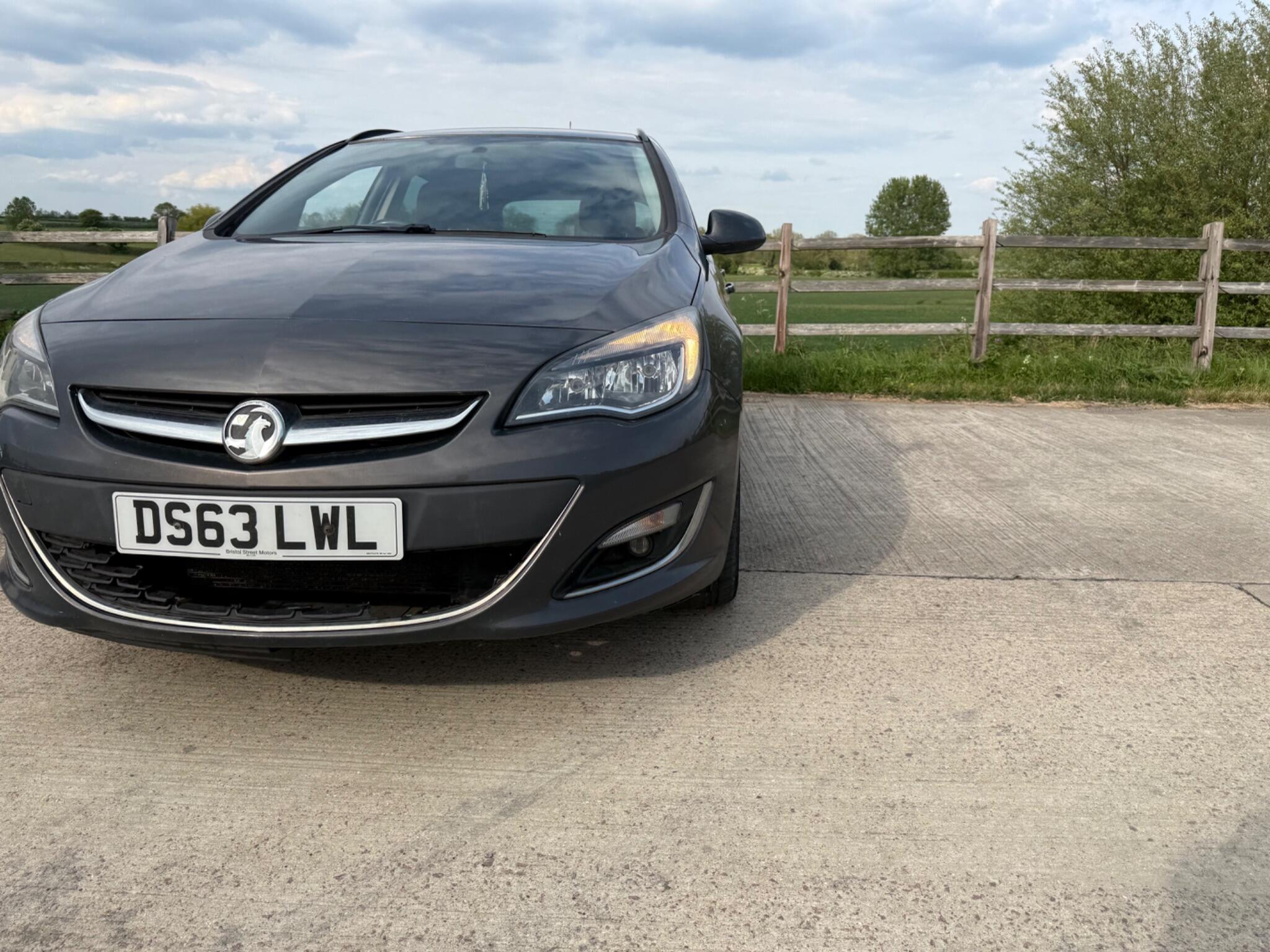 Vauxhall Astra 1.7 CDTi ecoFLEX SRi Sports Tourer Euro 5 5dr — photo 54 of 86